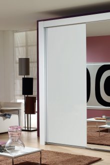 Verspiegelte Schranktüren erweitern das Wohnzimmer