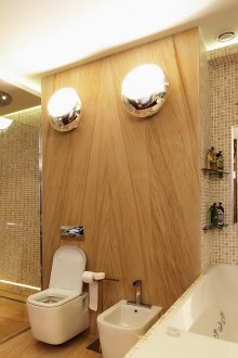 Helle Beleuchtung im Badezimmer macht es geräumiger