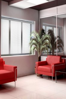 Helle Jalousien im Raum