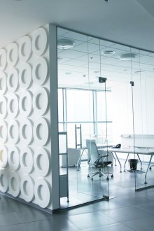 Glastüren und -wände tragen sicherlich dazu bei, Räume zu vergrößern.