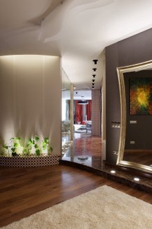 Spiegel und Lichter vergrößern den Flur optisch