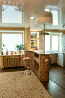 Eine reflektierende Spanndecke reflektiert auch das Licht und vergrößert so den Raum