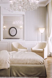 Helle Paneele und vertikale Streifen werten das Schlafzimmer auf.