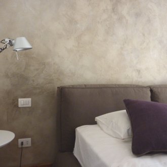 Марморино декоративна мазилка в интериора на спалнята
