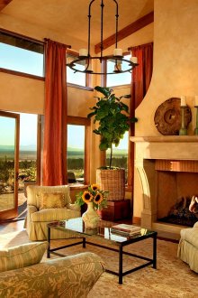 거실의 토스카나 스타일 부르고뉴 커튼