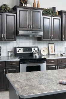 Стилен класически черен и сив кухненски комплект