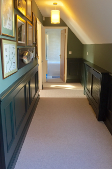 Черни стенни панели в коридора