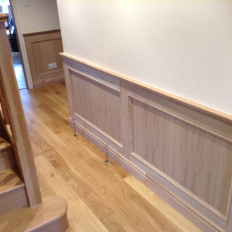 Дървена ламперия в коридора