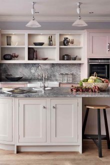 Розова и сива кухня