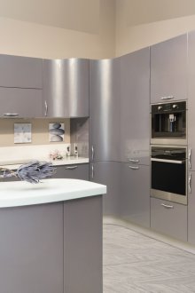 Кухненски блок със сива течаща фасада