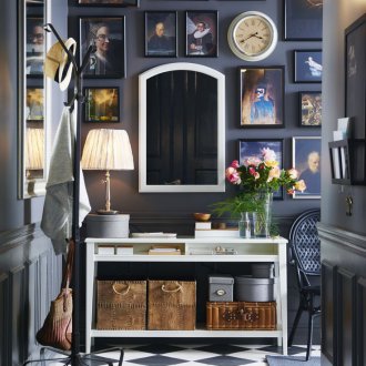 Sofa berbingkai di bahagian dalam rumah