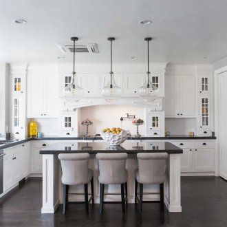 Кухня със сив плот и мебели