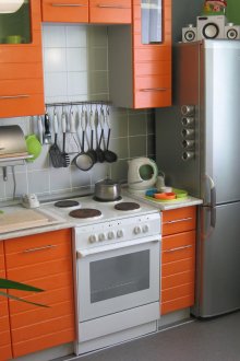 Сиво-оранжева малка кухня