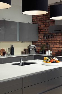 Сива и бяла тухлена стена кухня