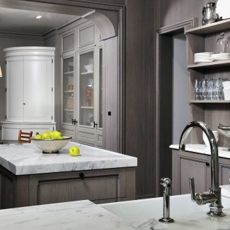 Сива кухня с мраморни плотове.