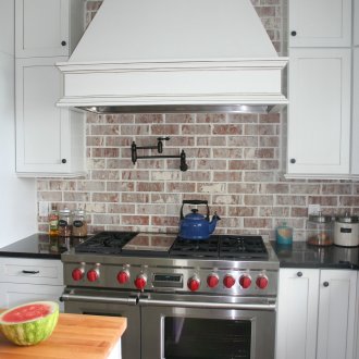 Кухня със сив плот и уреди