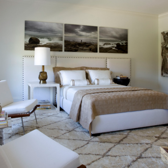 Черно-бяла снимка в интериора на спалнята