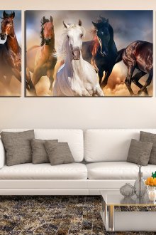 Панорамна картина, изобразяваща коне в интериора
