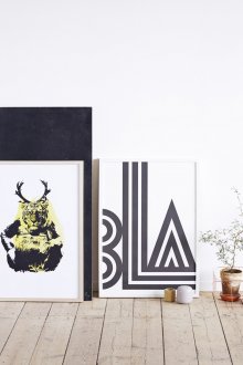 Необичайни плакати в ярък интериор