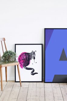 Ярки плакати в светъл интериор