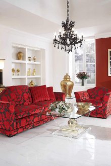 Големи плакати в ярък класически интериор