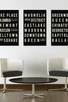 Три плаката с текст в черно-бял просторен интериор