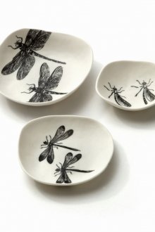Libellenmuster auf den Tellern