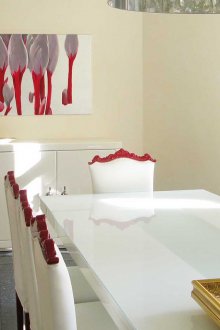 Ярка картина на бежовата стена на трапезарията