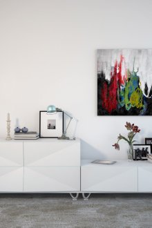 Ярка картина на бяла стена