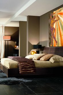 Ярка картина на кафявата стена на спалнята