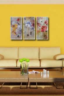 Триптих на жълтата стена на хола