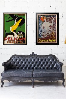 Viejos carteles en el interior de la sala de estar