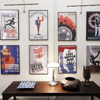 Стари музикални и театрални плакати в интериора