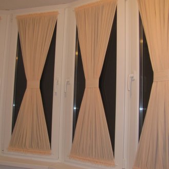 Оранжеви завеси на часовници