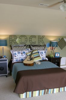 Room for teenage boy in green colors