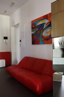 Teenager room with red sofa and mirrored surfaces