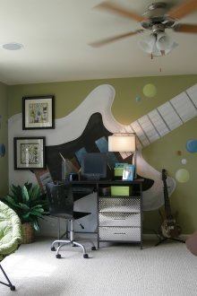 Teen boy room design with extra table lighting