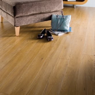 Оранжев диван в интериора на апартамента