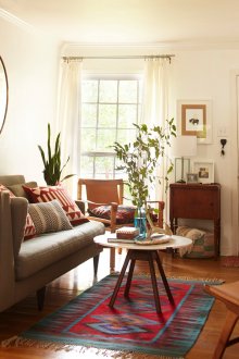 Малък килим в хола