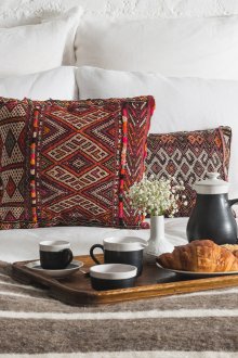 Диван на прозореца с възглавници