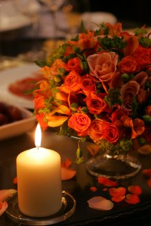 Романтична вечеря с цветя и свещи.