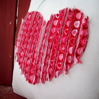 Възглавница във формата на сърце ще ви развесели