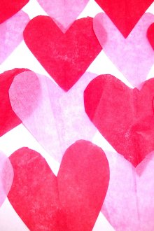 Можете да изрежете ярки сърца от хартия и да ги поставите на масата