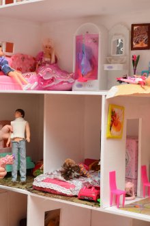 Perabot kadbod untuk rumah Barbie
