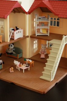 Rumah boneka dua tingkat