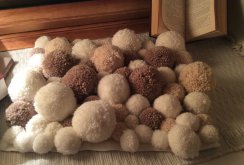 Beige pompom mat