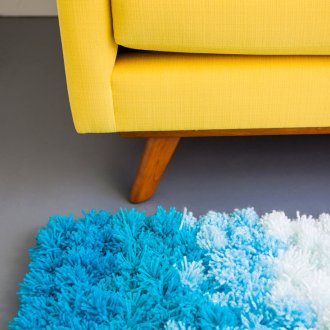 Подложка от помпони с градиентен ефект