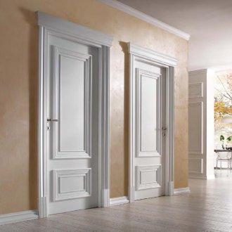 Врати с бяла ламперия