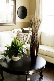 Бял диван в хола