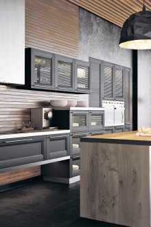 Уютна кухня с ламперия от дърво